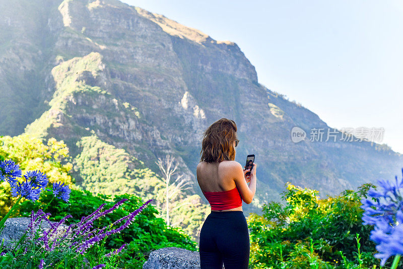 快乐的女性徒步者自拍/脸时间和享受风景